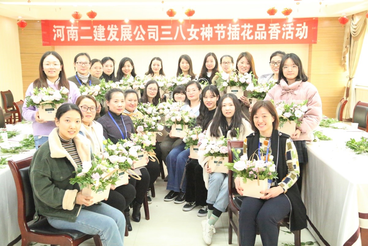 插花品香?花美人更美