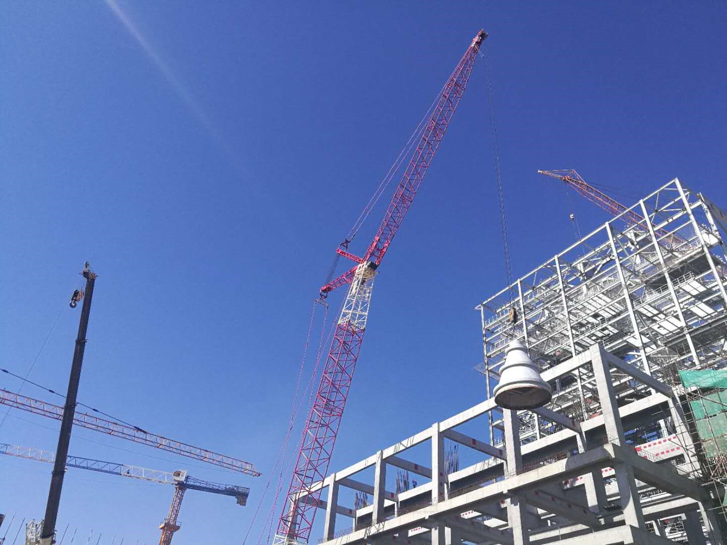 新疆五五電廠側煤倉間鋼煤斗吊裝圓滿完成