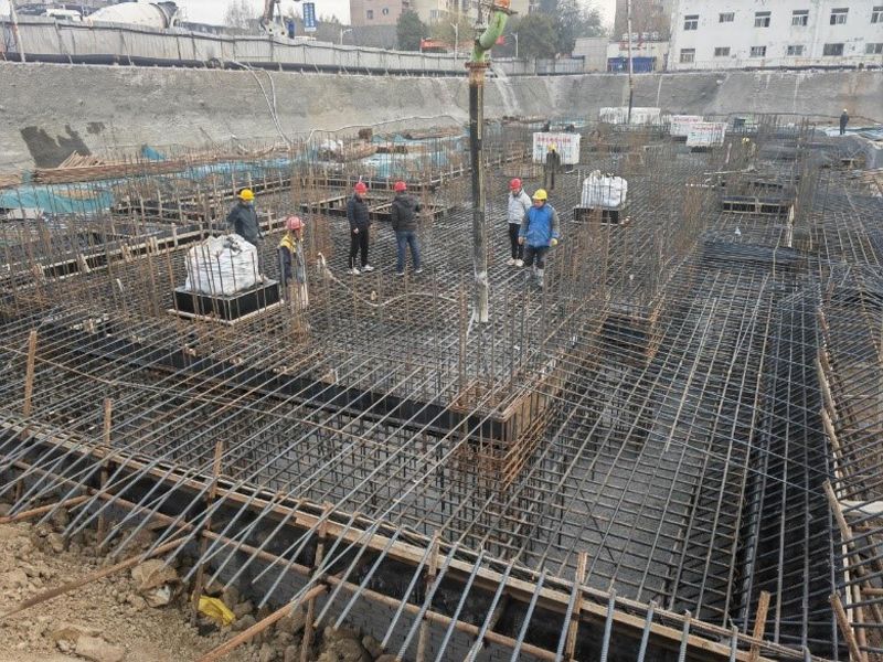 鐵道新苑二期棚戶區(qū)改造項(xiàng)目7#樓基礎(chǔ)筏板順利完成澆筑