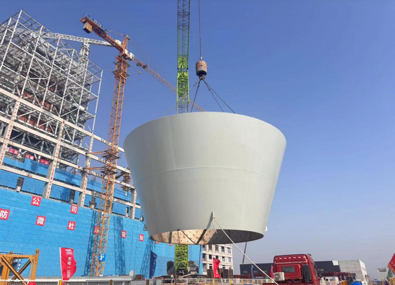 華能南通（通州灣）2×100萬千瓦大型清潔高效煤電項(xiàng)目 1號主廠房鋼煤斗開始吊裝