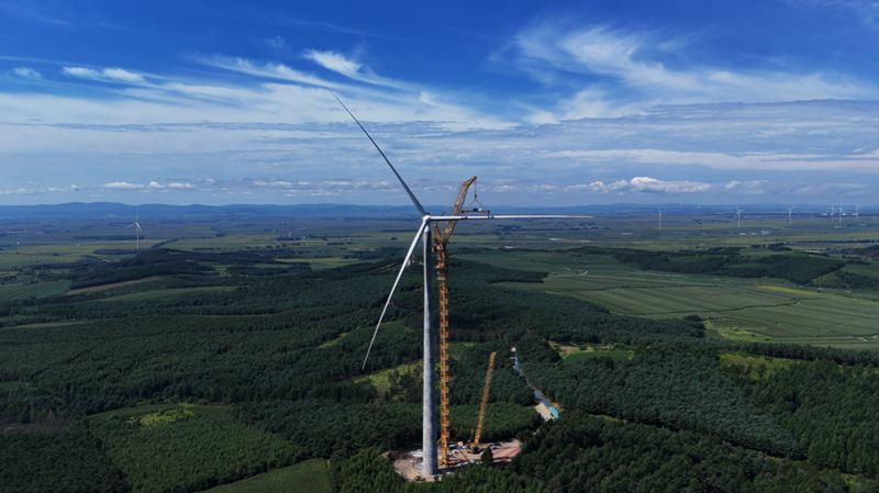 黑龍江七臺(tái)河風(fēng)電項(xiàng)目首臺(tái)風(fēng)機(jī)吊裝順利完成